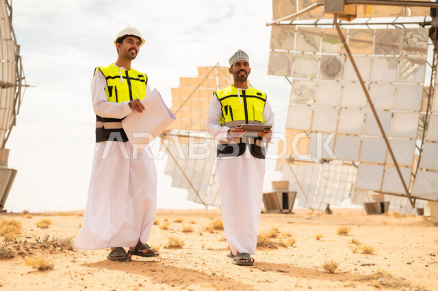 مهندسون عمانيون في محطة طاقة شمسية بالصحراء