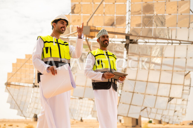 مهندسون عمانيون في محطة طاقة شمسية
