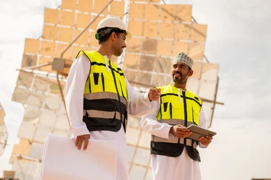 مهندسون عمانيون في موقع محطة طاقة شمسية