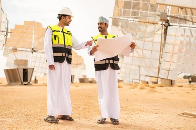 مهندسون عمانيون في محطة طاقة شمسية في الصحراء