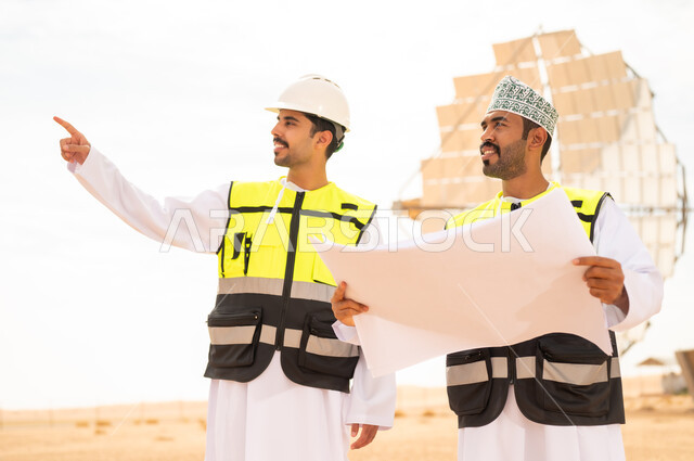 مهندسون عمانيون في محطة طاقة شمسية