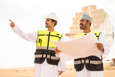 مهندسون عمانيون في محطة طاقة شمسية