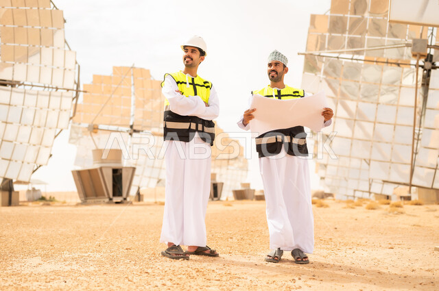مهندسون عمانيون في محطة الطاقة الشمسية
