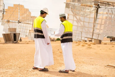 مهندسون عمانيون في محطة طاقة شمسية بالصحراء