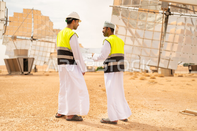 مهندسون عمانيون في محطة طاقة شمسية صحراوية