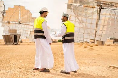 مهندسون عمانيون في محطة طاقة شمسية صحراوية