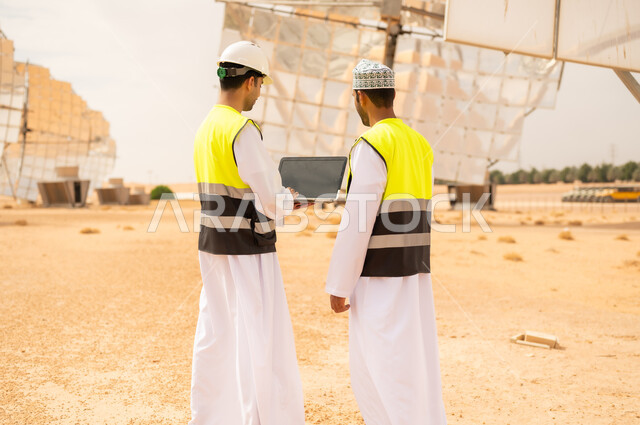 مهندسون عمانيون في محطة طاقة شمسية صحراوية