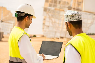 مهندسون عمانيون يستخدمون الكمبيوتر في محطة طاقة شمسية