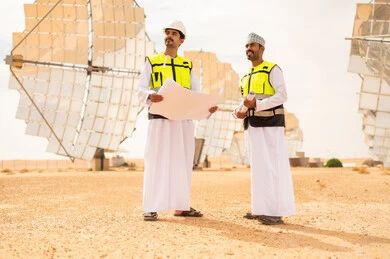 مهندسون عُمانيون في محطة طاقة شمسية صحراوية