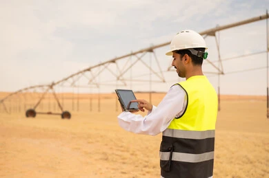 مهندس سعودي يستخدم جهاز لوحي في مزرعة صحراوية
