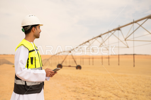 مهندس سعودي في مزرعة صحراوية مع نظام ري
