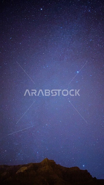 صورة ليلية جمالية لسماء سلطنة عمان في المناطق الصحراية ، جمال منظر السماء المليئة بالنجوم بسلطنة عمان