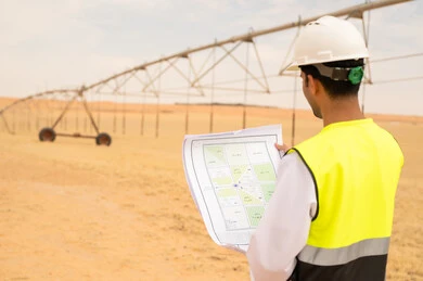 مهندس سعودي في مزرعة صحراوية مع نظام ري محوري