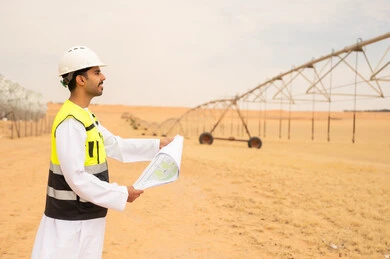 مهندس سعودي في مزرعة صحراوية مع نظام ري محوري