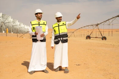 مهندسون سعوديون في مزرعة طاقة شمسية صحراوية