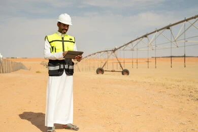 مهندس سعودي في مزرعة صحراوية يستخدم جهاز لوحي