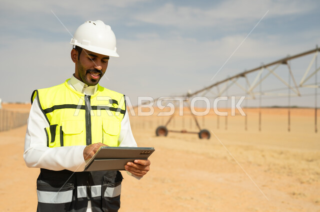 مهندس زراعي سعودي في مزرعة صحراوية مع تابلت