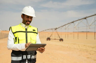 مهندس زراعي سعودي في مزرعة صحراوية مع تابلت