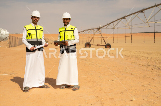 مهندسون سعوديون في موقع ري زراعي صحراوي