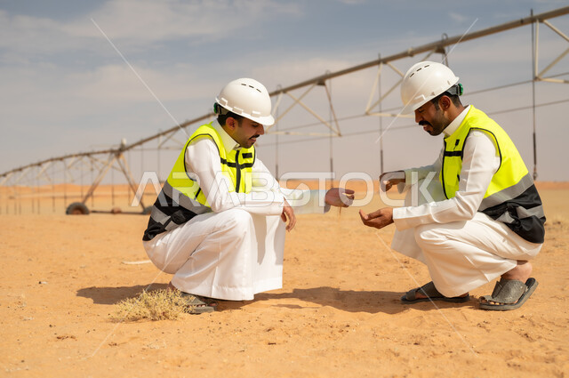مهندسون زراعيون سعوديون يفحصون التربة في الصحراء