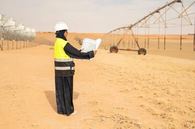 مهندسة سعودية في موقع ري بمزرعة صحراوية