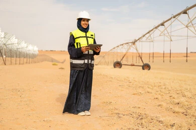 مهندسة سعودية في مزرعة زراعية صحراوية