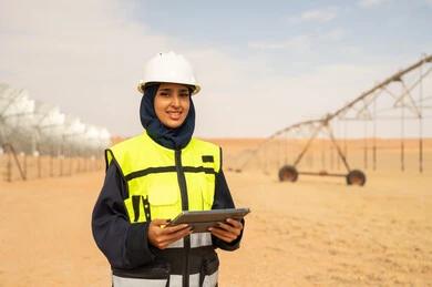 مهندسة سعودية في موقع عمل صحراوي بجهاز لوحي