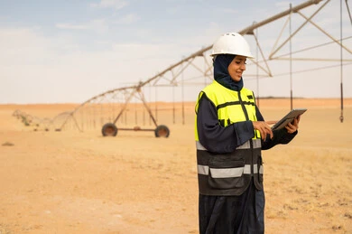 مهندسة سعودية في موقع ري صحراوي