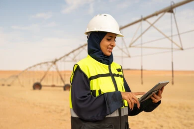 مهندسة عربية تستخدم جهاز لوحي في مزرعة ري