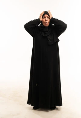 امرأة سعودية مسنة مصدومة بالعباءة في الاستوديو