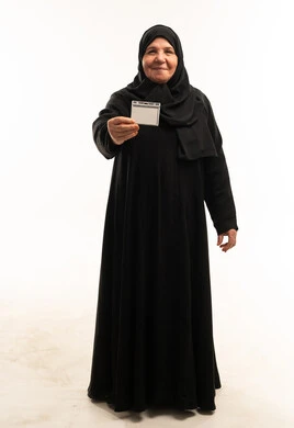 امرأة سعودية مسنة تحمل بطاقة هوية فارغة بالاستوديو