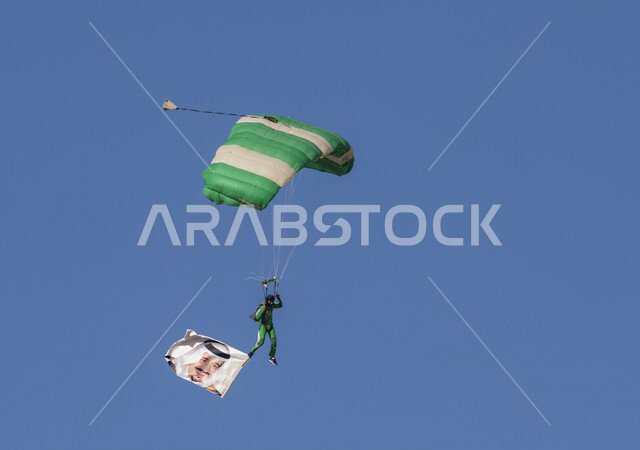 انطلاق المهرجان البحري الرابع، بقاعدة الملك فيصل البحرية بجدة، تنظمه القوات البحرية الملكية السعودية في قيادة الأسطول الغربي، الطيران الشراعي، رجل سائح يقوم بتقديم عروض وفعاليات الطيران الشراعي، أنشطة وفعاليات في السعودية 