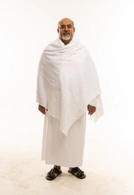 رجل سعودي مسن بملابس الإحرام البيضاء للحج