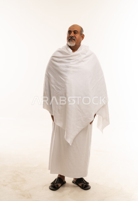 رجل سعودي مسن بملابس الإحرام للحج والعمرة