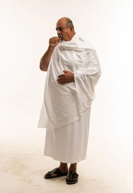 رجل سعودي بملابس الإحرام يسعل خلفية بيضاء