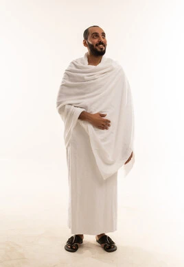 رجل سعودي يرتدي ملابس الإحرام للحج والعمرة