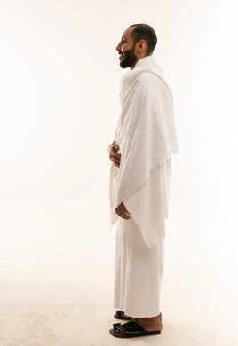 رجل سعودي بملابس الإحرام للحج والعمرة