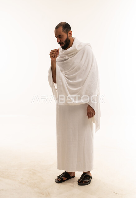 رجل سعودي بملابس الإحرام يسعل خلفية بيضاء