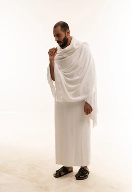 رجل سعودي بملابس الإحرام يسعل خلفية بيضاء