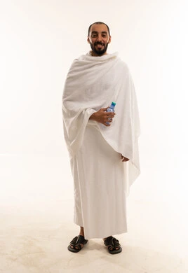 رجل سعودي بملابس الإحرام البيضاء في الاستوديو