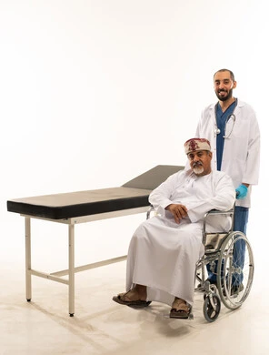 طبيب عماني مع مريض مسن على كرسي متحرك