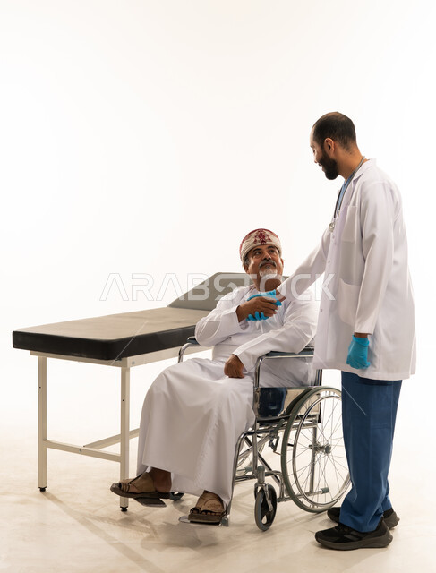 مريض عماني على كرسي متحرك يصافح الطبيب