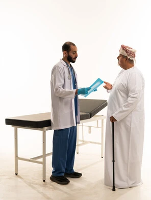 استشارة طبية بين مريض عماني وطبيب عربي