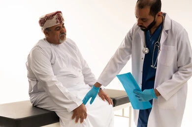 فحص طبي لركبة مريض عماني في عيادة