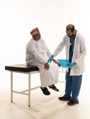 رجل عُماني في فحص طبي مع الطبيب
