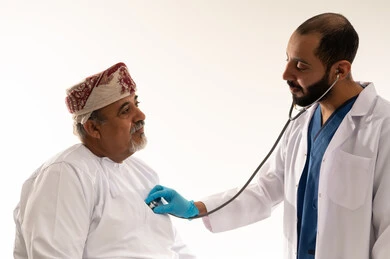 فحص طبي لرجل عماني مسن مع الطبيب