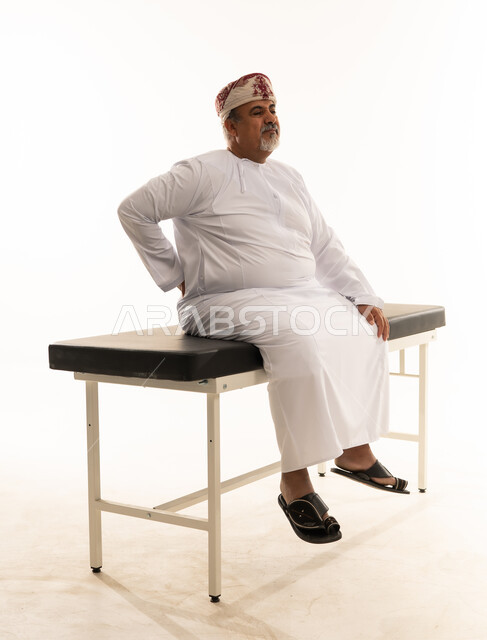 رجل عماني يعاني من ألم الظهر في عيادة