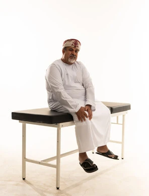رجل عماني كبير السن على طاولة الفحص الطبي