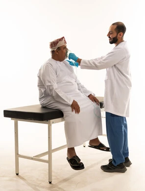 مريض عماني يتلقى علاج الأكسجين من طبيب في عيادة