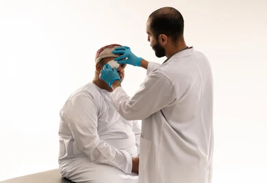 طبيب يعالج عين مريض عماني في عيادة طبيب يعالج عين مريض عماني في عيادة